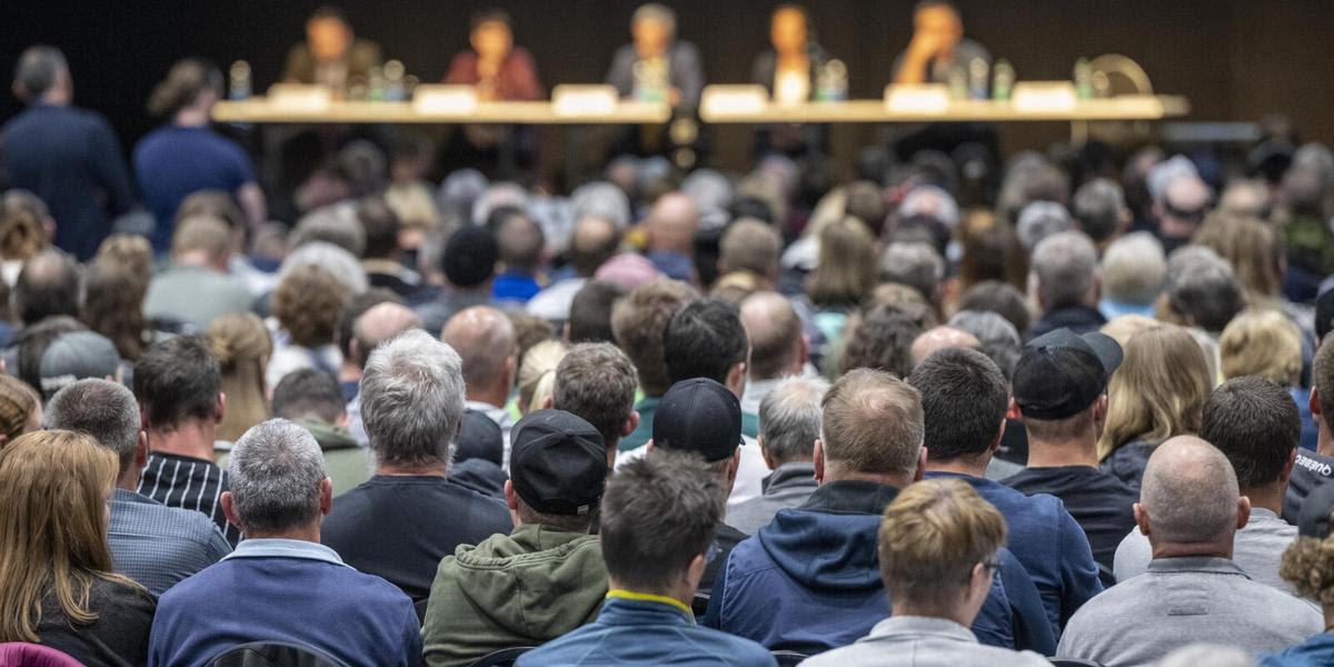 Rund 700 Buerigerinnen und Buerger sind anwesend, anlaesslich der oeffentlichen Infoveranstaltung ueber das geplante Bundesasylzentrum auf dem Gelaende des Campingplatzes Buosingen oberhalb des Lauerzersee in der Gemeinde Arth-Goldau am Mittwoch, 17. April 2024 in der Dreifachturnhalle Allmig in Oberarth. Auf dem Gelaende des Campingplatzes Buosingen plant der Kanton Schwyz und der Bund ein Bundesasylzentrum ohne Verfahrungsfunktion fuer maximal 170 Personen. (KEYSTONE/Urs Flueeler)