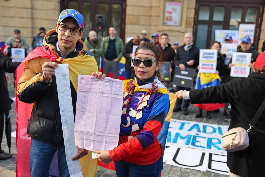 Venezolanos se concentran en España para denunciar "el golpe de Estado" de Maduro