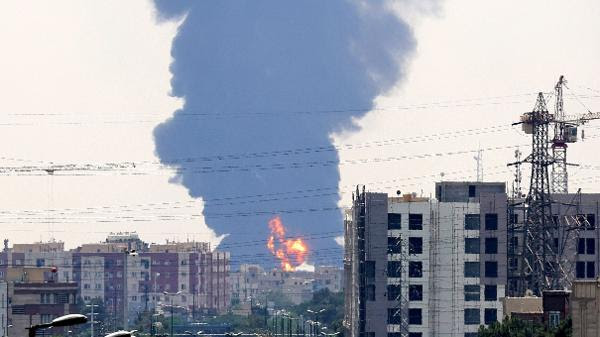 Fumaça é vista após ataques de Israel a refinaria de petróleo no Irã; israelenses e iranianos reivindicaram vitória. Mas alguém venceu?