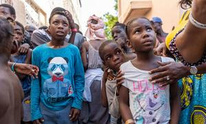 Niños desplazados por la violencia de las bandas en Haití hacen cola para recibir alimentos.