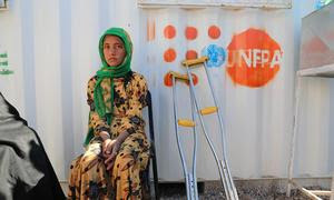 Una niña afgana recibe ayuda del UNFPA.