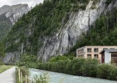 La escuela se sitúa entre un bello paisaje montañoso de la región de Bregenzerwald, conocida su tradición artesana en madera.