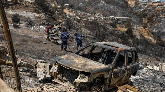 Carro queimado durante incêndio no Chile