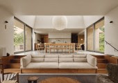 La sala principal está bañada por la luz que entra desde ambos lados a través de grandes ventanales, y desde una claraboya central que marca el eje del espacio.