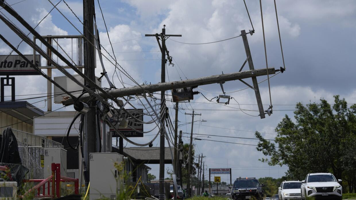 Más de un millón de clientes siguen sin electricidad en Houston tras el paso de Beryl: Biden declara 