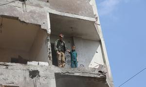 Un padre con su hijo en un edificio destruido del barrio de Al-Salam, en la ciudad de Rafah, al sur de la Franja de Gaza.