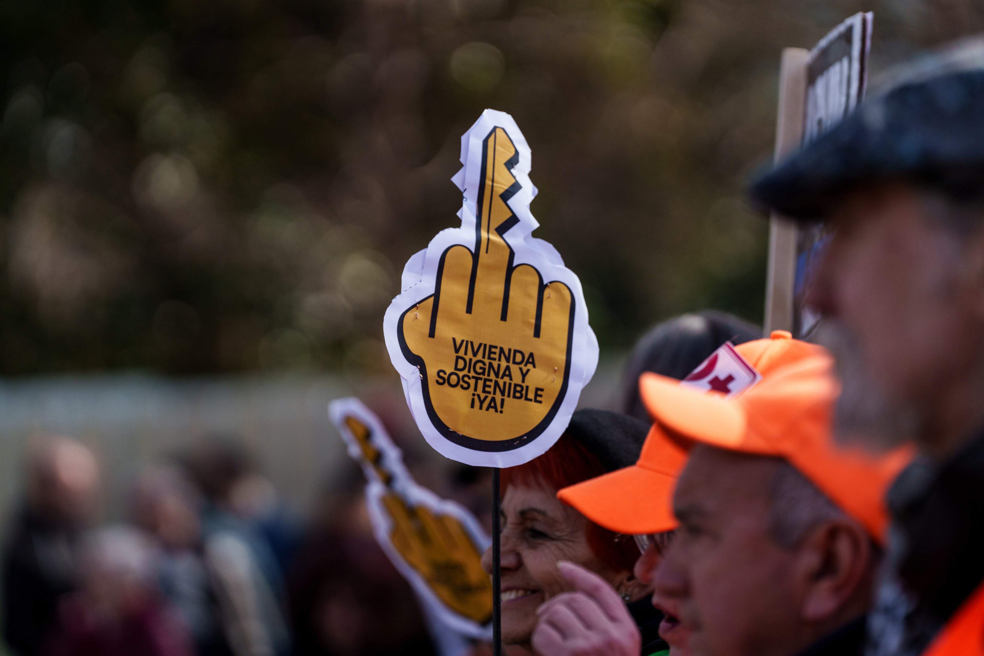 La vivienda se afianza como primer problema nacional, acercándose al récord de 2007, según el CIS Varias personas durante una manifestación por una vivienda digna, a 9 de febrero de 2025, en Madrid (España).