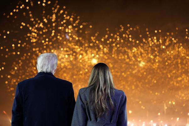 Le président élu des États-Unis, Donald Trump, et son épouse Melania regardent des feux d’artifice au Trump National Golf Club, à Sterling, Virginie, le 18 janvier 2025.