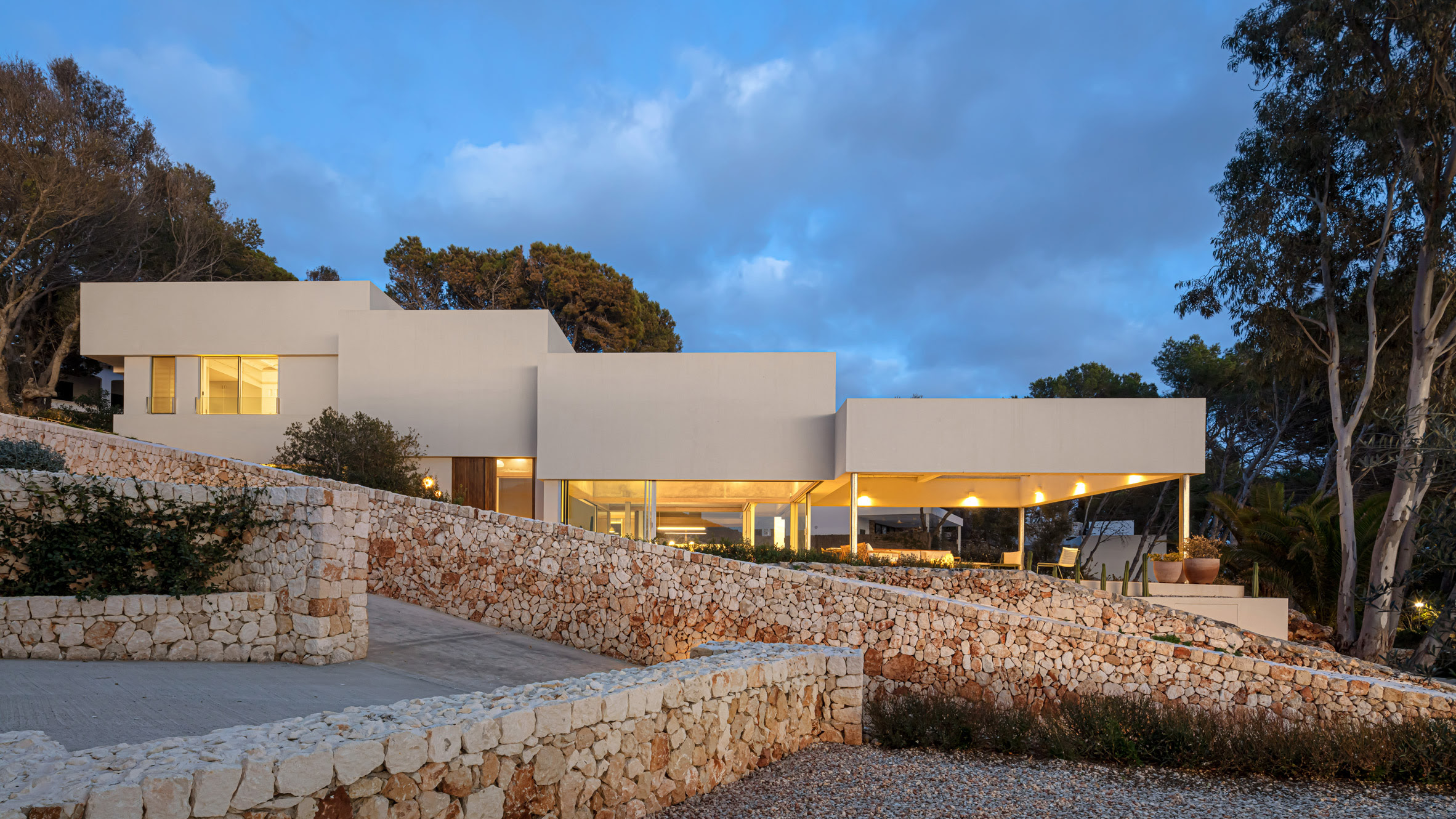 La Bundle House es una villa en Menorca diseñada por el estudio de arquitectura Nomo Studio con unas vistas impresionantes al Mediterráneo.