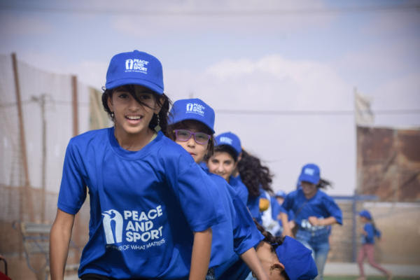 Girls running I Peace and Sport