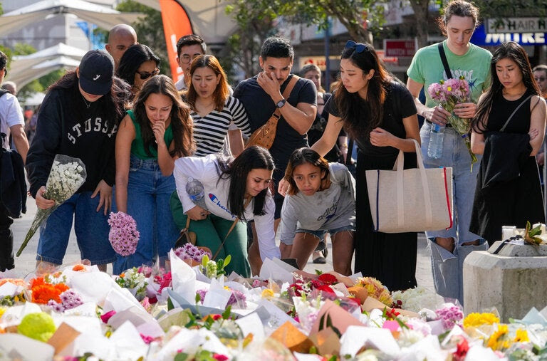 Un espacio conmemorativo en Bondi Junction, en Sídney, Australia, el lunes, tras la muerte de seis personas el pasado fin de semana.
