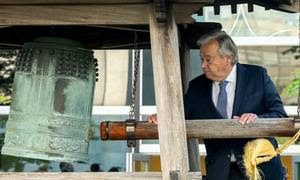 El Secretario General de la ONU, António Guterres, toca la Campana de la Paz.