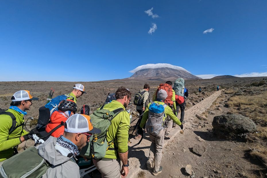 “On a beaucoup pleuré” : à l'assaut du Kilimandjaro en joëlette, l'histoire d’une ascension solidaire