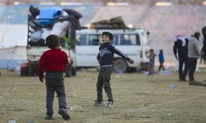 Dos niños juegan en un centro de acogida de la ciudad de Raqqa, en el norte de Siria. Sus familias han regresado recientemente al país.