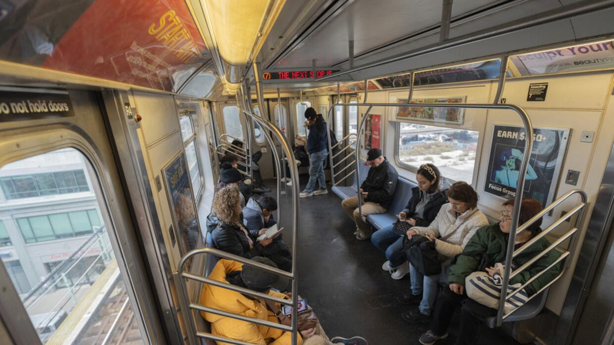 Una mujer fue quemada viva en un vagón de metro en Nueva York por un presunto desconocido: la policía detuvo al sospechoso