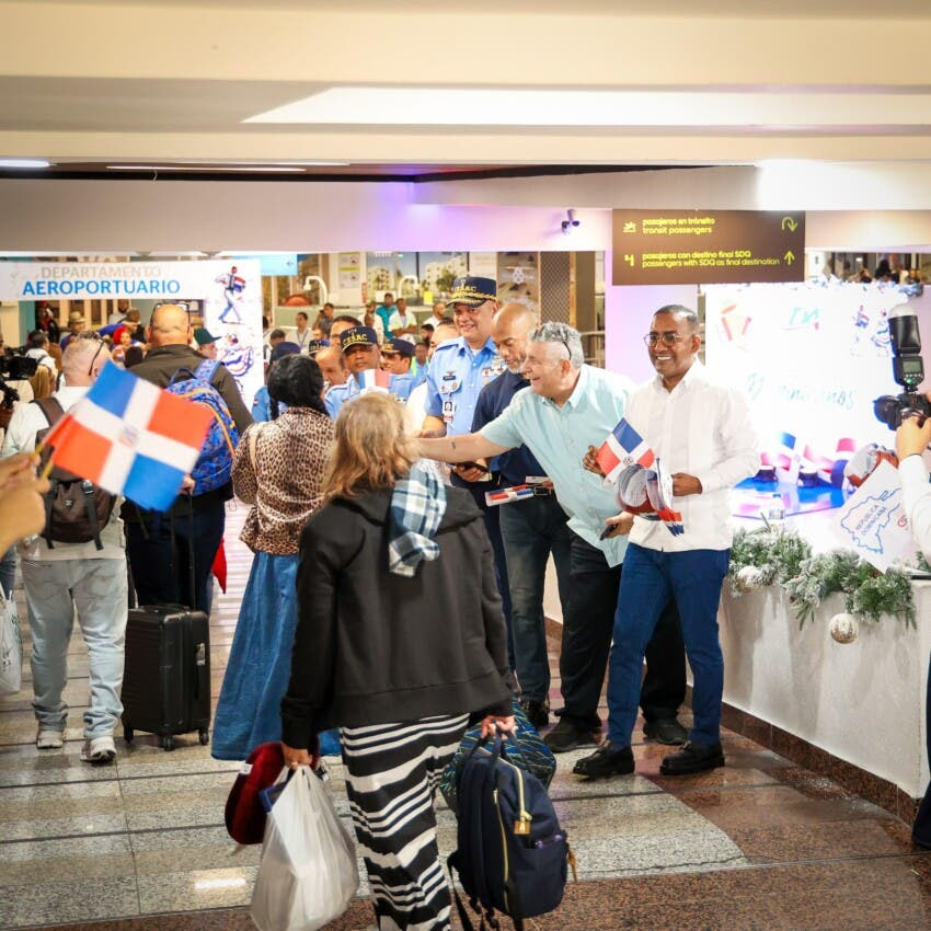 Debido al considerable desplazamiento de dominicanos ausentes, se romperá todos los pronósticos de las autoridades aeroportuarias y Aerodom, de que unos 500 mil viajeros se movilizarían por el Aeropuerto Las Américas en el mes de diciembre con motivo de las navidades.