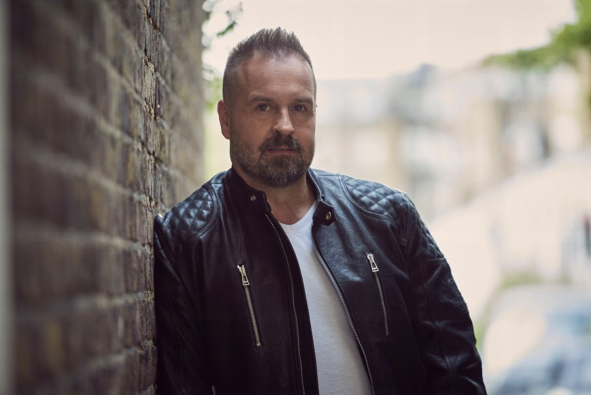 Alfie Boe announces extra dates to his 2024 UK tour! • WithGuitars