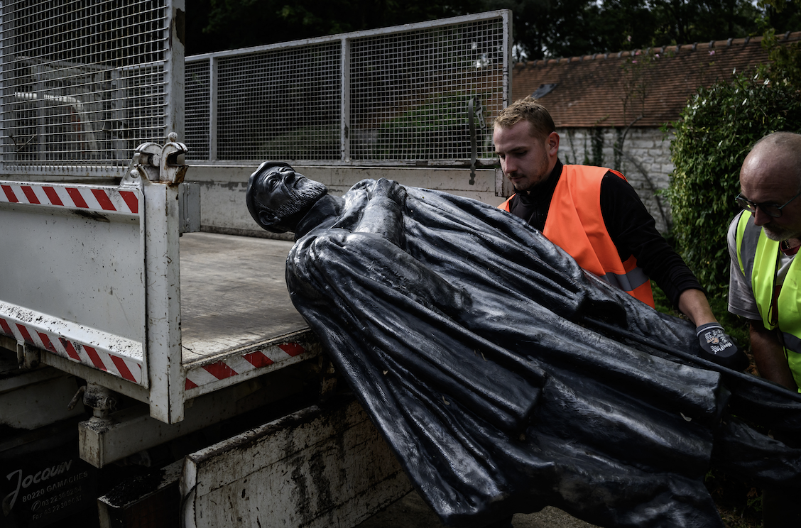 Une statue de l'abbé Pierre déboulonnée dans un village fief d'Emmaüs