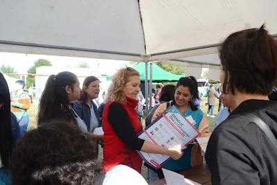 Personal de salud realizando chequeos médicos en una jornada itinerante en La Plata, organizada por la Municipalidad