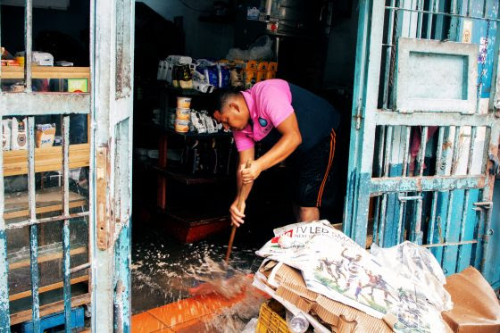 Comerciantes lamentan pérdida de su mercancía tras desbordamiento del río Guaire en Petare