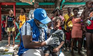 Los haitianos locales desplazados reciben tratamiento médico gratuito en una clínica móvil de la OIM en Place Clercine en Tabarre, Puerto Príncipe.