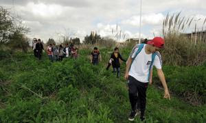 Niños exploran una reserva natural en la provincia de Buenos Aires.