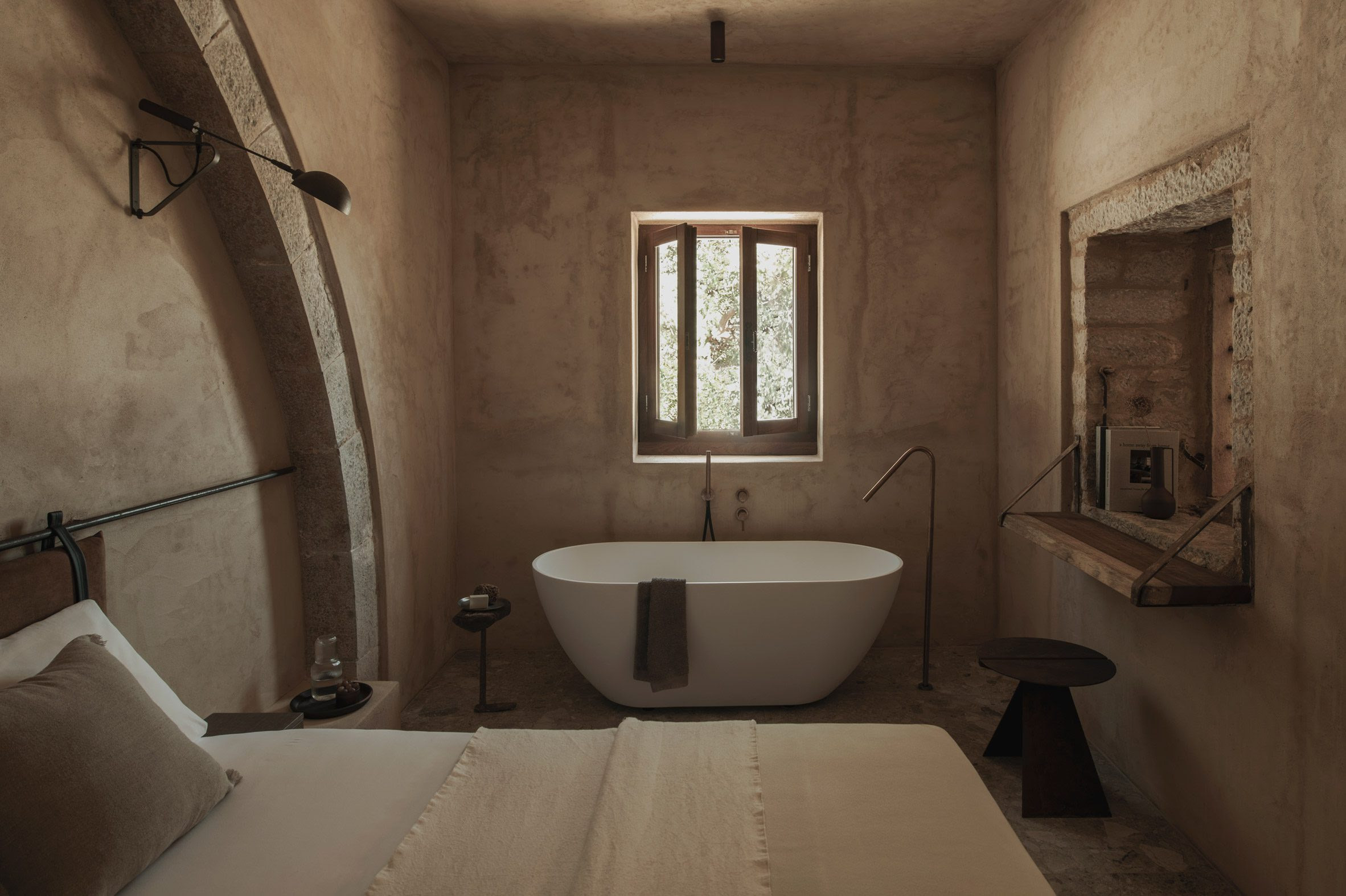 Drakoni House se restauró por Doriza Design y se encuentra en el pueblo de Pano Pines, Creta.
