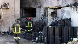 Sopralluogo dei vigili del fuoco all'ospedale di Tivoli dove, nel rogo divampato l'8 dicembre, hanno perso la vita tre anziani