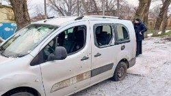 L'auto del sacerdote colpita. Credits: Amministrazione della città di Kherson