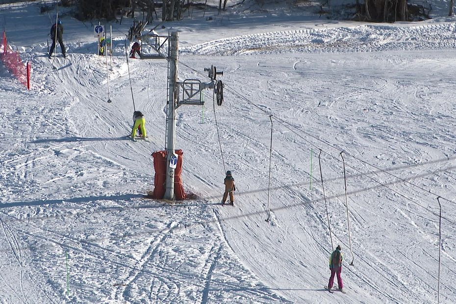 Après cinq ans sans neige, l'une des plus petites stations de ski de l’Isère rouvre ses pistes