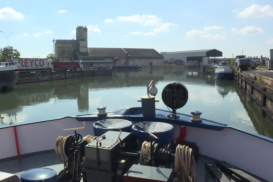 15 bateaux remplacent 1000 camions : plus écologique que le bitume, le transport fluvial trace sa route