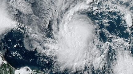 L'ouragan Béryl, premier de la saison aux Antilles, atteint la catégorie 3, synonyme de 'très dangereux'