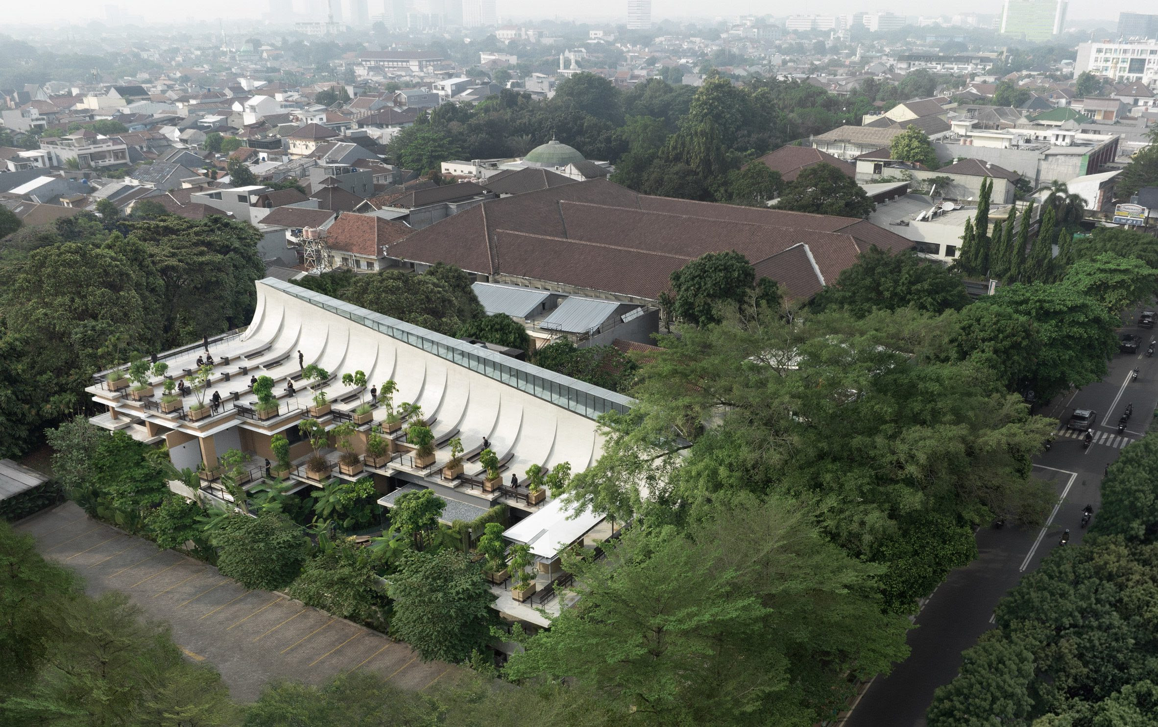 El restaurante y bar Aruma está ubicado en el barrio de Kemang en Yakarta (Indonesia) y ha sido diseñado por el estudio local RAD+ar.