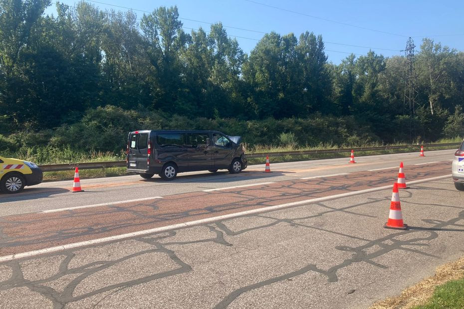 Accident entre deux minibus de retour de colonie de vacances : 5 adolescents blessés près de Grenoble