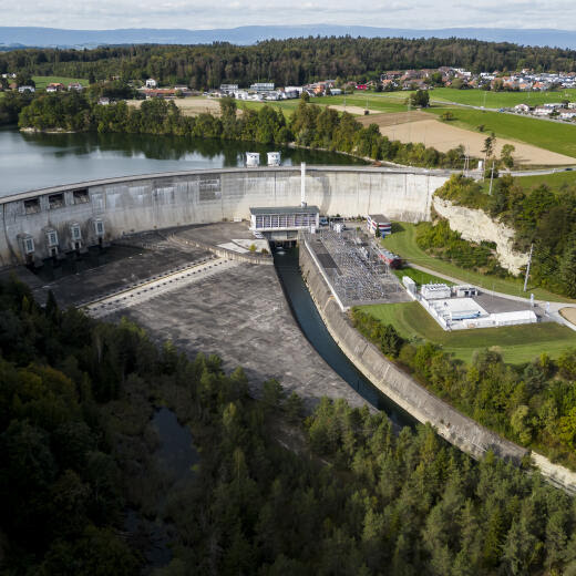 Une vue sur le barrage et la centrale hydroelectrique de Schiffenen le mercredi 4 octobre 2023 a Kleinboesingen dans le canton de Fribourg. (KEYSTONE/Laurent Merlet)