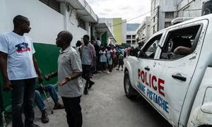 Un camión de la policía aparcado en el interior del Hospital General de Puerto Príncipe, Haití.