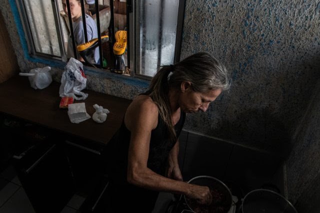 O fogão foi uma das coisas salvas, Eliane prepara o almoço