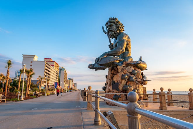 Virginia Beach, VA, EE. UU. - 7 de mayo de 2023: la estatua de bronce del Rey Neptuno se encuentra en Virginia Beach.