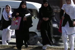 Women are gathered in a city in Pakistan.