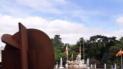 Cibeles mira desde ayer a 'Hermes', una escultura de Rafael Canogar