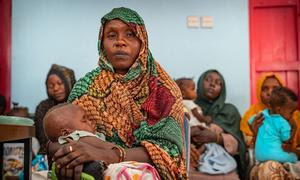 Una mujer y su hija en el centro de salud del barrio Philippe de Puerto Sudán.