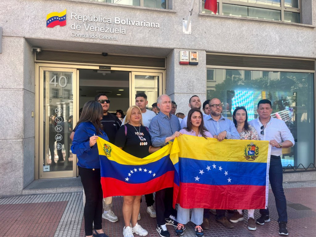 Un grupo de venezolanos protesta este martes frente al Consulado General de Venezuela en Madrid contra la "falta de información" acerca de su centro de votación . EFE/Aitana González