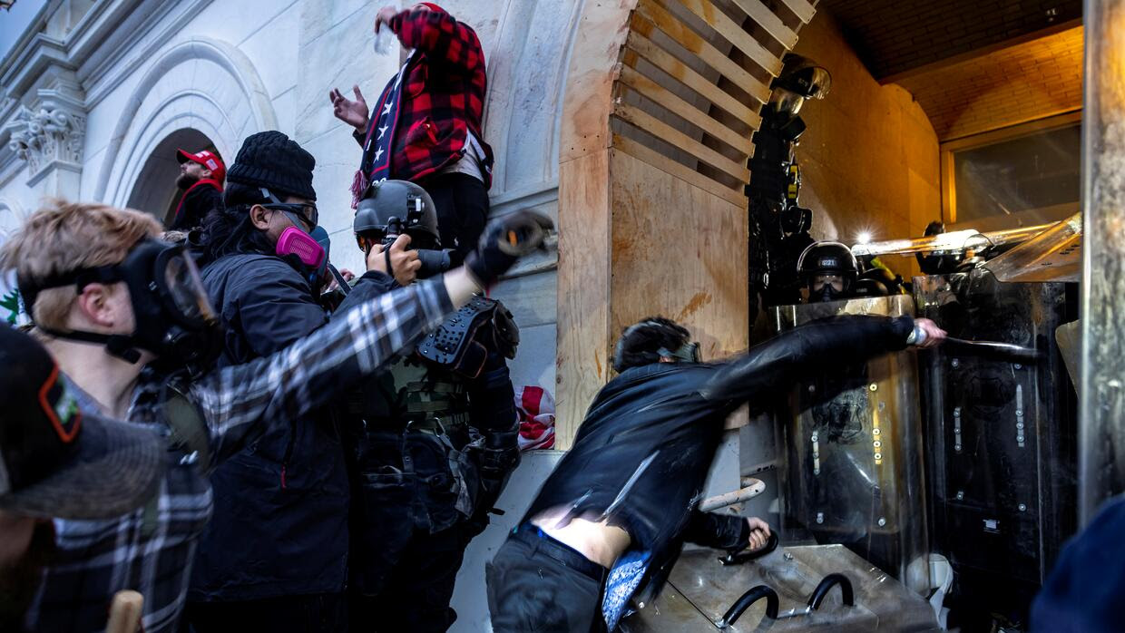 Corte Suprema dice que fiscales se excedieron al acusar a cientos de manifestantes que participaron en el asalto al Capitolio