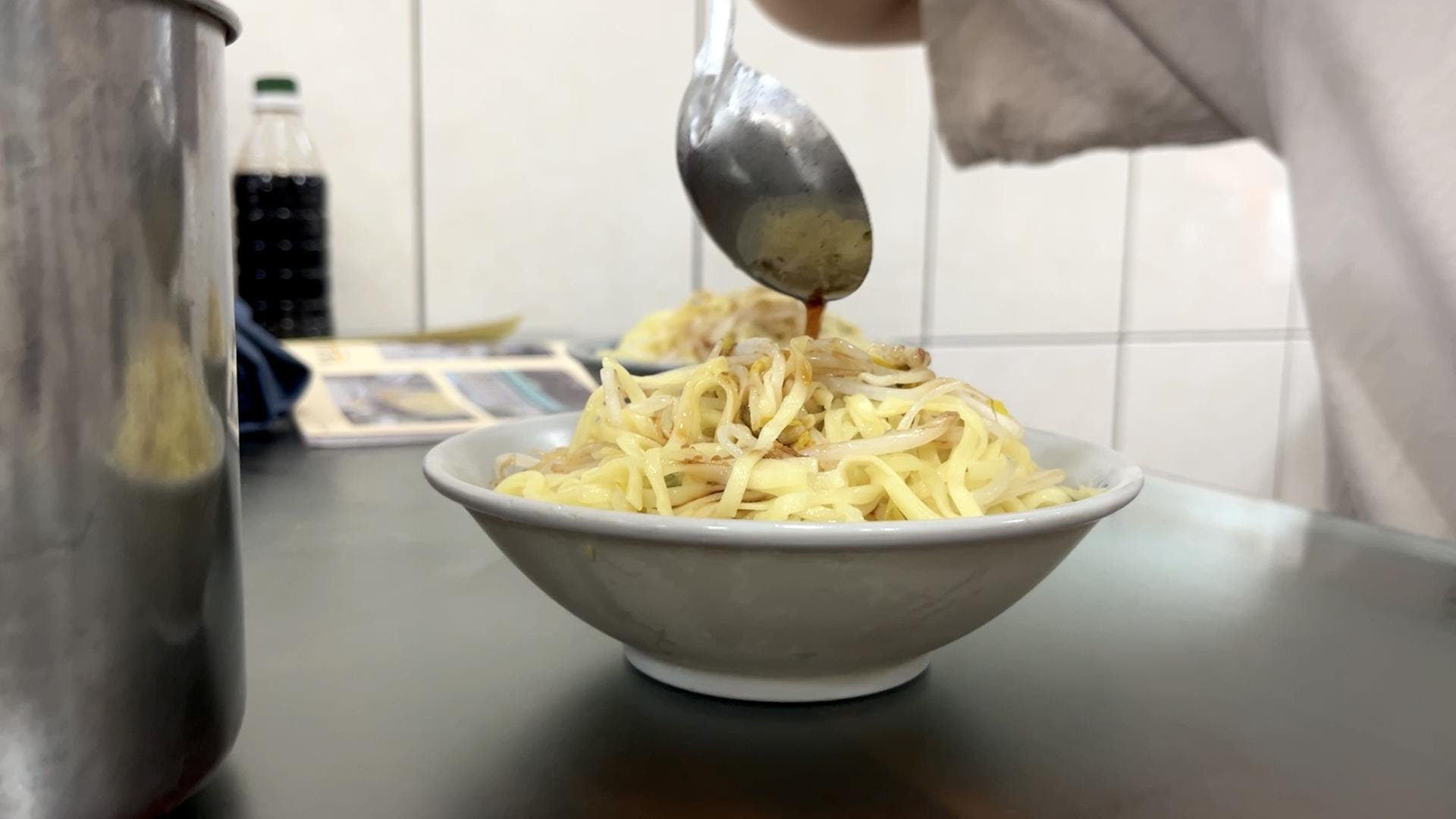 豆菜麵的配料簡單，吹涼的麵條配上爽脆的豆芽菜，再淋兩圈蒜蓉醬油