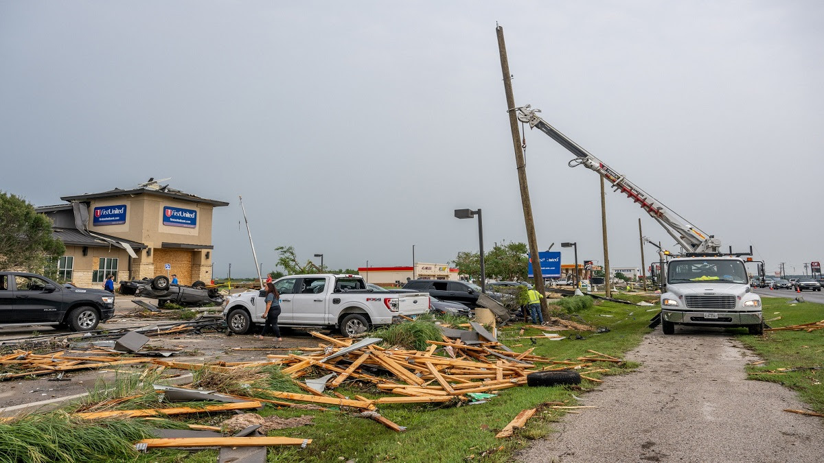 TORNADO PASA POR TEXAS y deja una estela de muerte y destrucción: miles de personas quedaron sin electricidad