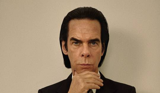 Nick Cave: ‘Ik denk dat we niet naarstig op zoek moeten naar waar wíj in geloven, maar naar wie in óns wil geloven’