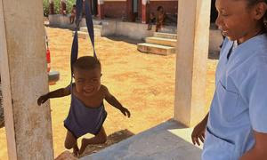 Bebé en un dispensario de Androy, Madagascar