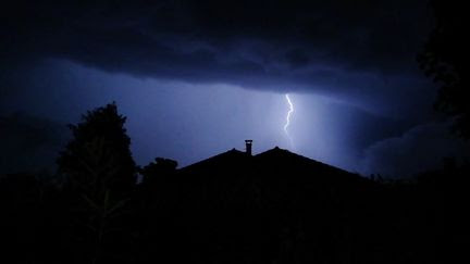 Orages : plusieurs milliers de foyers privés de courant en France, selon Enedis