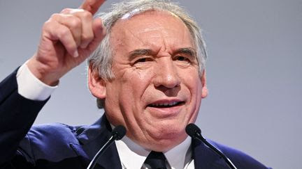 'Tout ce que je pourrai faire pour réunir les gens au lieu de les diviser, je le ferai', dit François Bayrou qui n'exclut pas Matignon