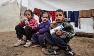 Niños desplazados por el conflicto en Gaza reciben asistencia alimentaria de la ONU (archivo).